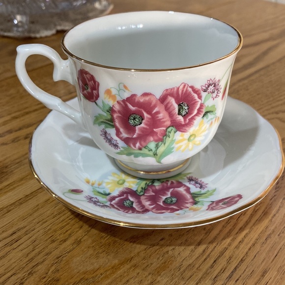 Crown Ceramics Ltd. India Fine bone China Teacup and saucer. Floral w gold trim - Picture 3 of 10